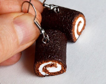 Boucles d'oreilles pendantes de roulés suisses miniatures faits à la main en pâte polymère, bijoux de nourriture miniature réaliste