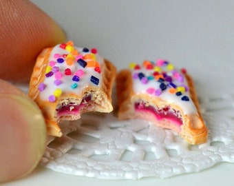 Miniature toaster pastries earrings - Polymer clay creation - Miniature food jewelry - Handcrafted jewelry