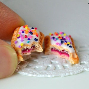 Miniature toaster pastries earrings - Polymer clay creation - Miniature food jewelry - Handcrafted jewelry