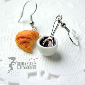 Earrings cup of black coffee with croissant - Miniature food jewelry for coffee lovers - Artisanal creation