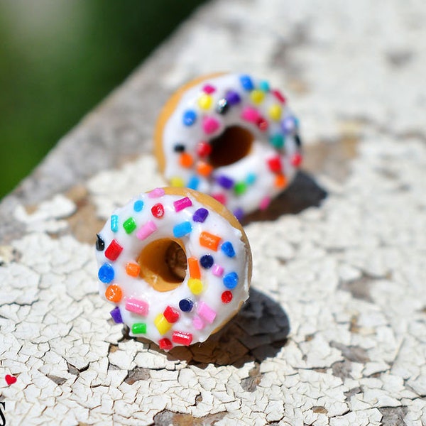 Puces d'oreilles donuts gâteau anniversaire - Boucles d'oreilles nourriture miniature - Bijoux funfetti - Accessoire alimentaire réaliste