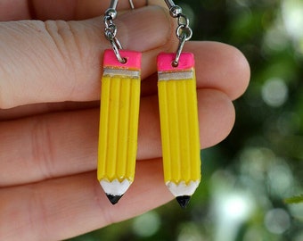 Boucles d'oreilles imitation de crayons de plomb, idée cadeau pour enseignantes, bijou crayon de bois jaunes, boucles d'oreilles amusantes