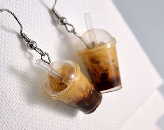 Boucles d'oreilles en forme de cafés glacés à capuches rondes et pailles transparentes - Bijou alimentaire de café - idée cadeau sur le café
