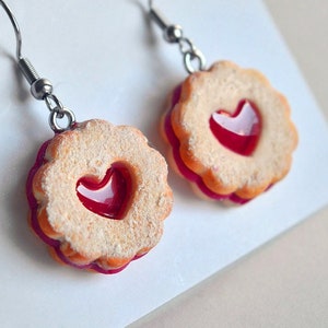 Deliciosos pendientes con forma de galletas Linzer en miniatura hechos a mano en arcilla polimérica, una idea de regalo única y original.