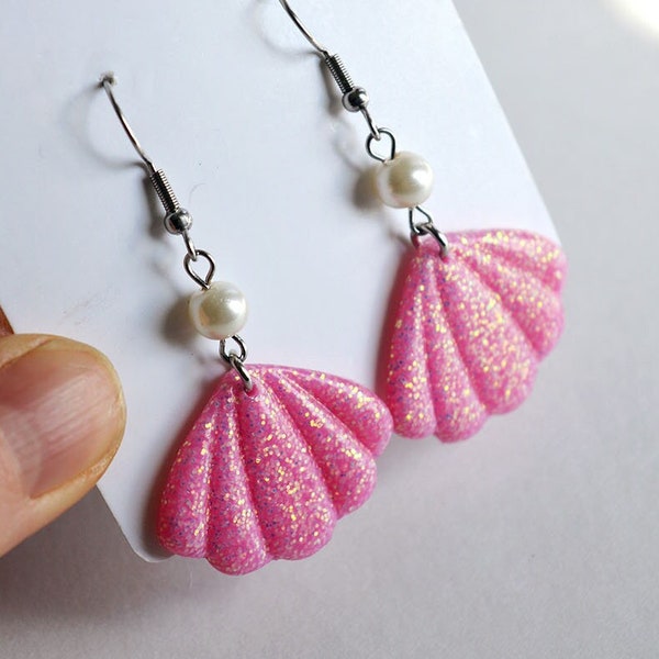 Boucles d'oreilles en forme de coquillage rose à paillettes et petite perles de verre blanche, boucles d'oreille girly cosplay poupée barbie