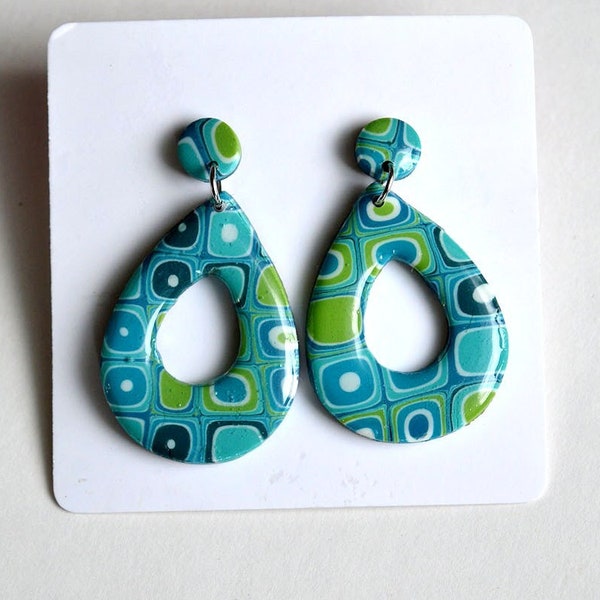 Boucles d'oreilles pendantes longues aux motifs mosaïques en forme de gouttes, bijoux aux tons verts bleues turquoises, motifs géométriques