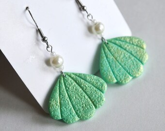 Shell-shaped earrings and small white glass beads, pearly light green earrings, artisanal creations