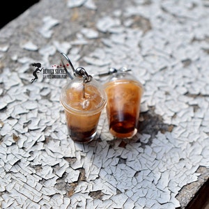 Boucles d'oreilles café glacé infusé de lait, bijoux originaux de nourriture miniature tasse de café glacé, idée cadeau pour amateur de café image 3