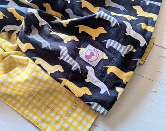 Wiener Dog, coperta per bambini, blanekt floreale per bambini, fiori gialli, bianco e nero, controllo, coperta ricevente, coperta di flanella - Franky Yellow