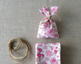 sac sachet pochon contenant à dragées fleurs rose taupe blanc baptême fille cadeau invité tissu upcyclé (ficelles et étiquettes en option)