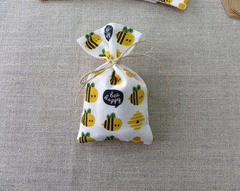 pochon sac dragées tissu abeilles miel jaune blanc noir baptême anniversaire nature cadeau invité coton bio (étiquettes, ficelles en option)