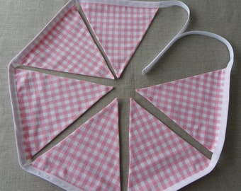 guirlande de 6 fanions drapeaux en tissu recyclé upcyclé rétro vintage vichy carreaux rose et blanc