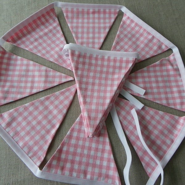 guirlande fanions triangle drapeaux vichy rose et blanc petits carreaux tissu recyclé upcyclé rétro vintage