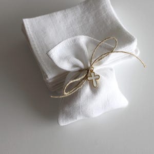sachet pochon ballotin petit sac dragées BLANC baptême communion LIN centenaire linge ancien tissu upcyclé + ficelle en lin + croix