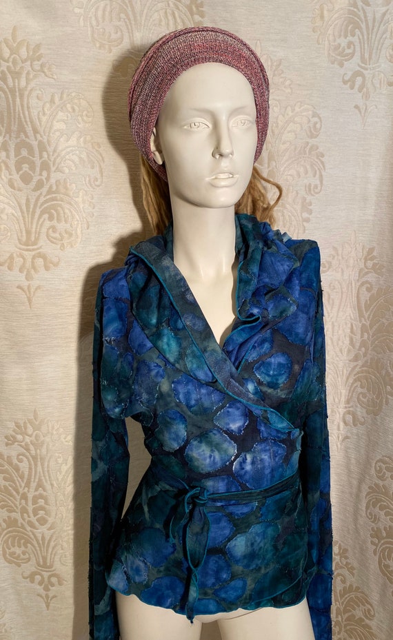 Smooth wrap top of viscose with hoodie. Material is ausbrenner/viscose blue tie dye.