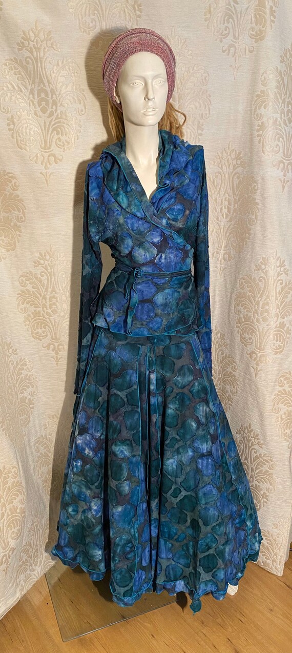Beautiful wrap top with hoodie and skirt. Set ausbrenner with blue tie-dye.
