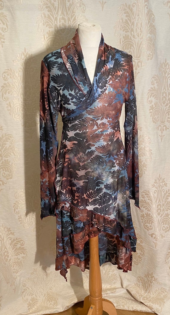 Smooth wrap top of viscose with collar. Top is for short and behind long. Material is ausbrenner/viscose blue&bric leaves.