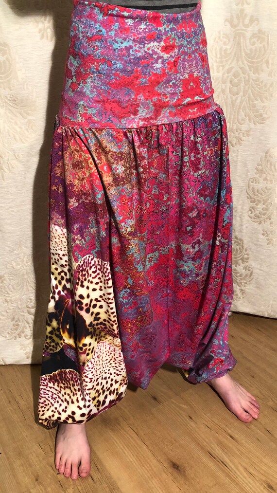 Harem pants with fantasy print with orchid