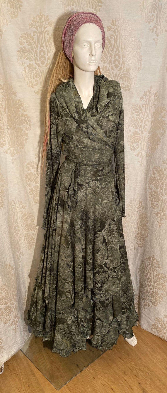 Beautiful wrap dress with hoodie and skirt. Set ausbrenner with green leaves.