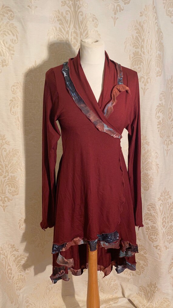 Smooth wrap top of viscose with collar. Top is for short and behind long. Bordeaux viscose with ausbrenner edge blue/bric leaves.
