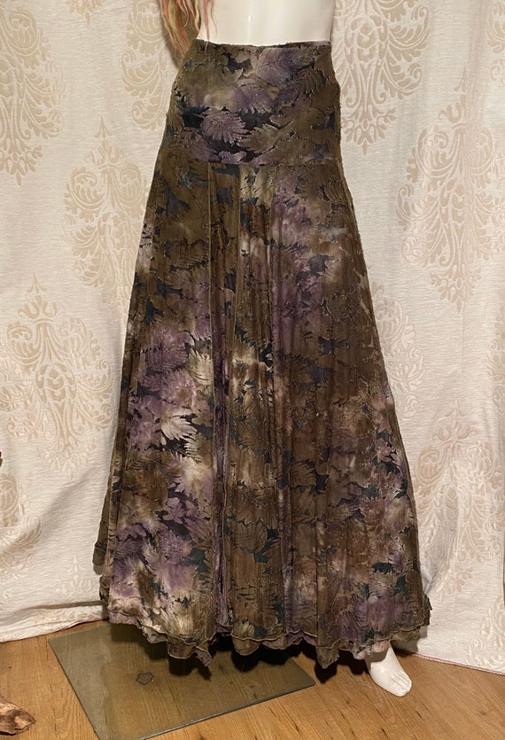 Beautiful ausbrenner skirt with green tie-dye leaves print.