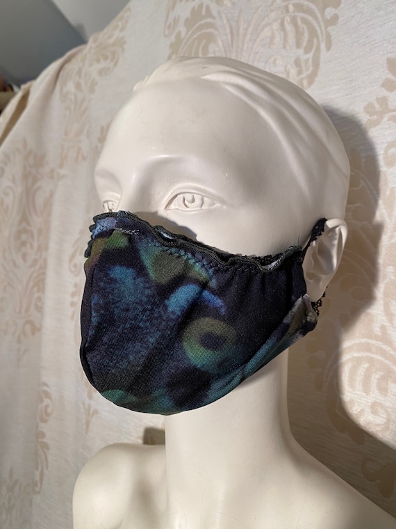 Mouthcaps (2 pieces) with butterfly print and elastic cord.