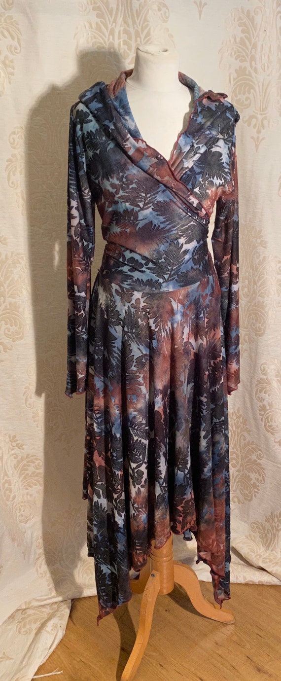 Beautiful wrap dress with hoodie, ausbrenner with leaves.