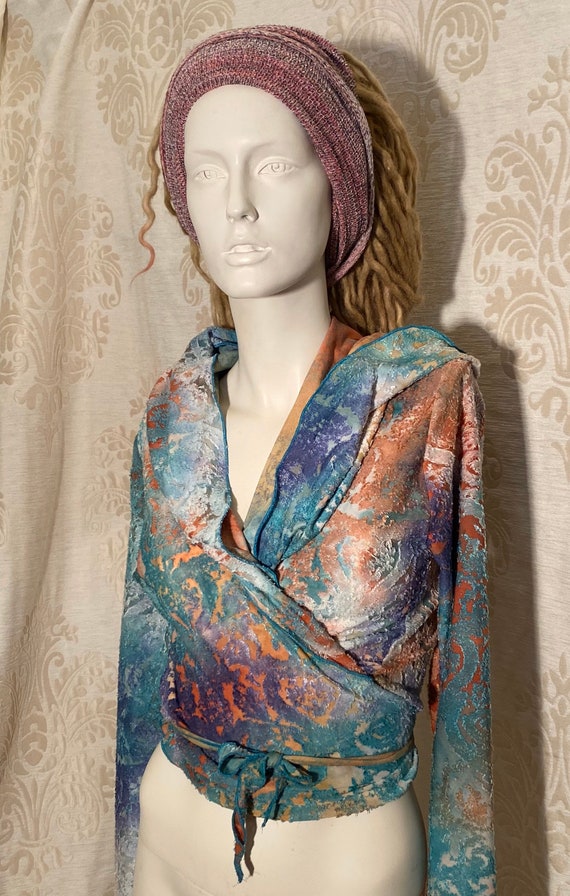 Smooth wrap top of viscose with hoodie. Material is ausbrenner/viscose pastel tie dye.