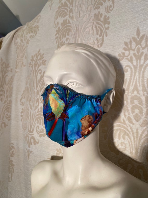 Mouthcaps (2 pieces) with floral print and elastic cord.