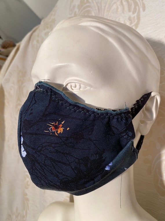 Mouthcaps (2 pieces) with floral print and elastic cord.