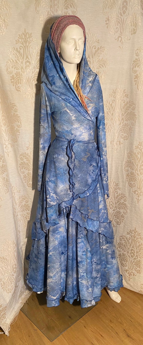 Beautiful wrap dress with hoodie and skirt. Set ausbrenner with blue leaves.