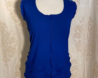 Short sleeveless top with lock edges and tip