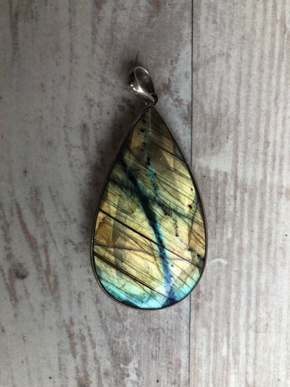 Beautiful labradorite pendant in silver setting