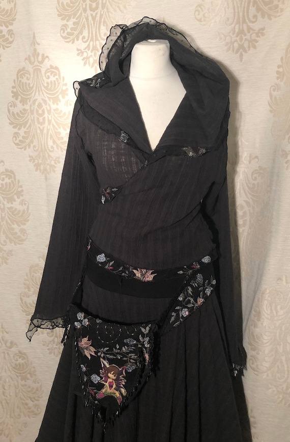 Black wikkeltop with lace edge and hood