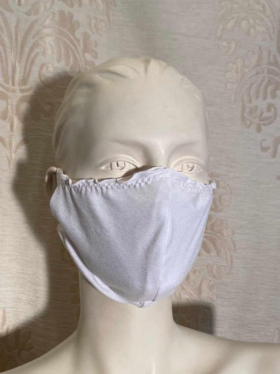 Mouthcaps (10 pieces) white and elastic cord.