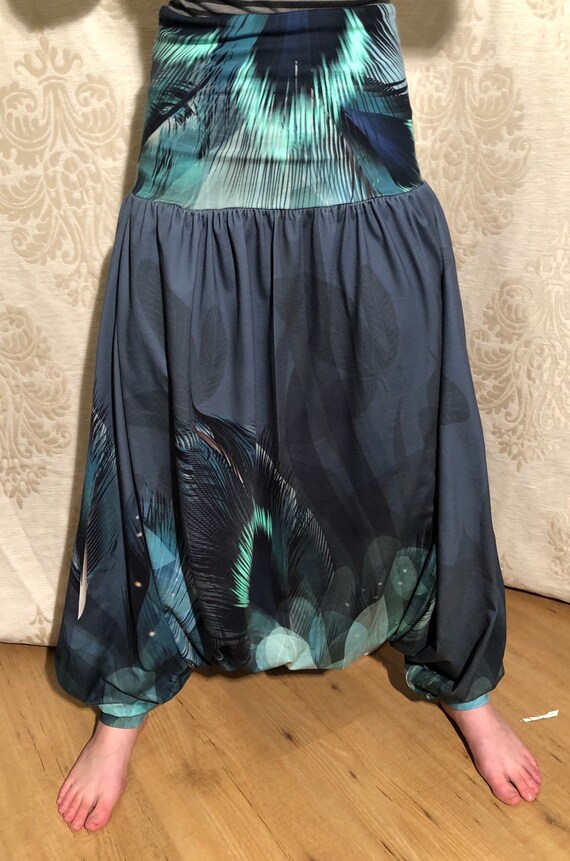 Harem pants with fantasy print with feathers