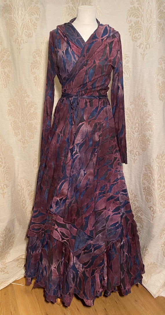 Beautiful wrap dress with hoodie and skirt. Set ausbrenner with purple leaves.