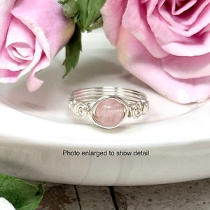 Anillo de agua de rosas. Delicado anillo de cuarzo rosa: alambre envuelto en plata de ley, chapado en oro amarillo o chapado en oro rosa, con detalles en espiral.