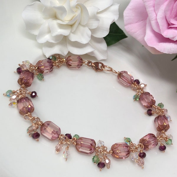 Bracelet La Vie En Rose. Bracelet délicat en grappe de perles de verre tchèque rose / Bracelet à breloques grenat et cristal en or rose / Bracelet rose rose