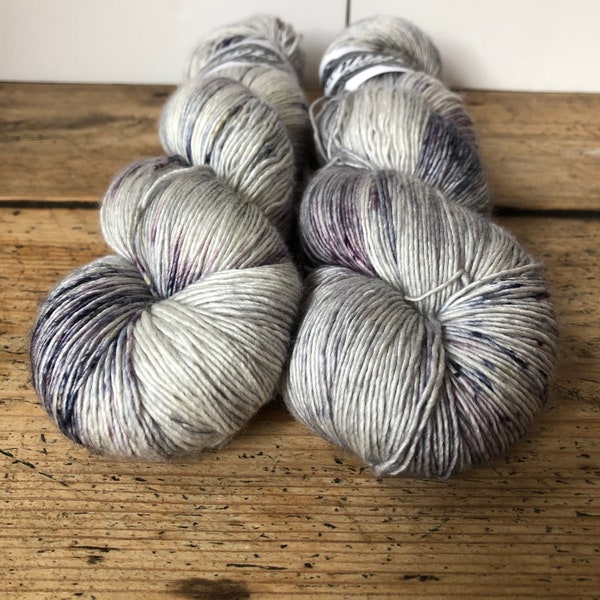 Silkie Singles - WRAITH - a very pale platinum with navy purple speckles - 70/30 merino silk blend 400m/100g hand dyed yarn Uk