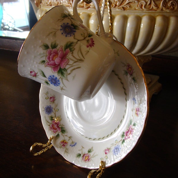 Cup & Saucer Holders, Sitting Cup or Hanging Cup, Twist Or Plain Wire Sitting Cup