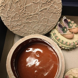 Resin Box 2.5 inch Lace Design, Round, With Fitted Lid