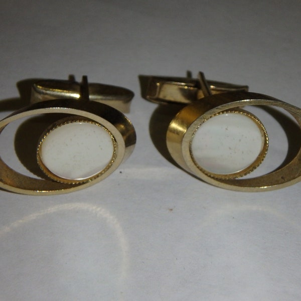 vintage gold tone cufflinks  open oval mop circle  mother of pearl unbranded