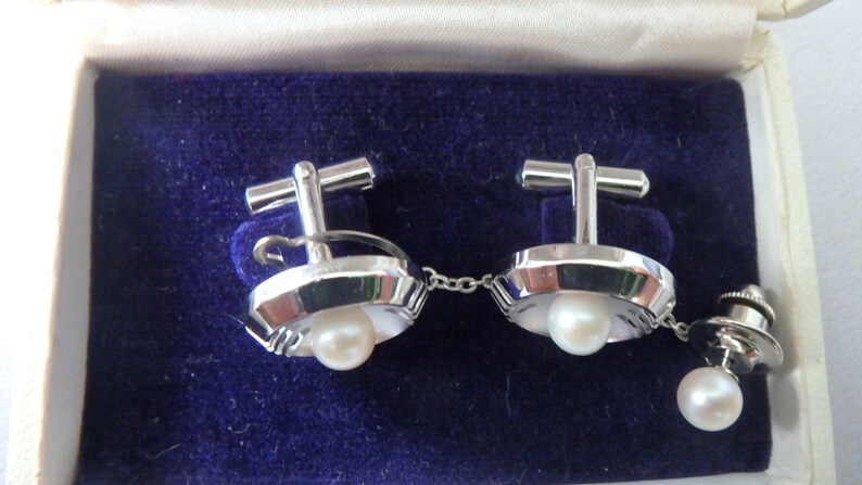 vintage japan pearl cufflinks and tie tack set silver tone japan travel bureau new old stock excellent