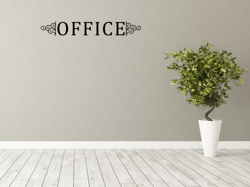 Puede incluir: Una pared blanca con la palabra "OFFICE" en letras negras con adornos decorativos a cada lado. Una peque&ntilde;a planta en maceta con hojas verdes se encuentra en la esquina inferior derecha de la imagen.