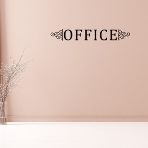 Puede incluir: Una calcoman&iacute;a de pared en blanco y negro con la palabra "OFFICE" en una fuente decorativa. La calcoman&iacute;a se coloca en una pared rosa claro con un jarr&oacute;n blanco y una rama de flores blancas en primer plano.