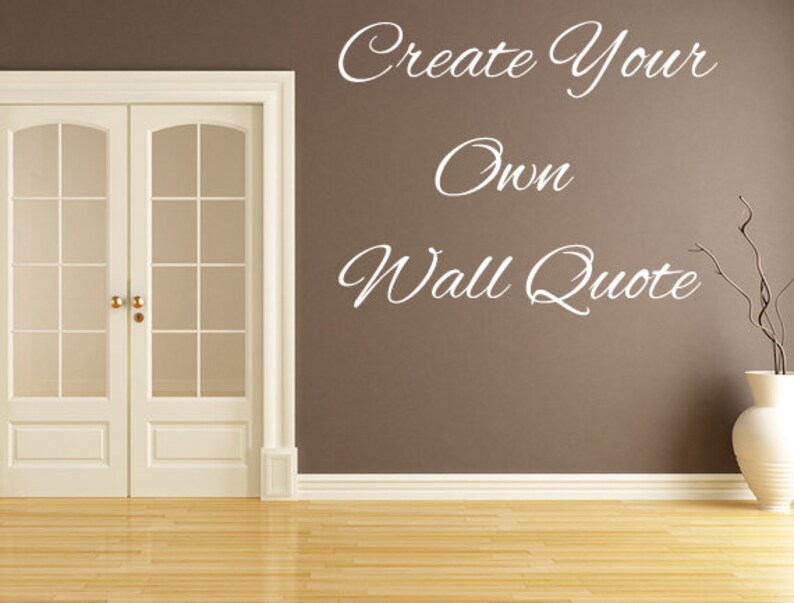 Puede incluir: Una habitaci&oacute;n con una pared marr&oacute;n claro y una puerta doble blanca. El texto "Create Your Own Wall Quote" est&aacute; escrito en blanco en la pared. Un jarr&oacute;n blanco con ramas est&aacute; en la esquina.