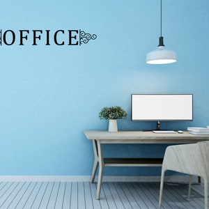 Puede incluir: Una oficina azul claro con un escritorio, una silla, una computadora y una planta. La pared tiene la palabra "OFFICE" escrita con adornos decorativos.