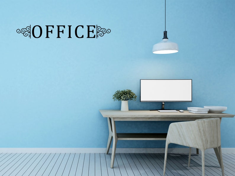 Puede incluir: Una oficina azul claro con un escritorio, una silla, una computadora y una planta. La pared tiene la palabra "OFFICE" escrita con adornos decorativos.