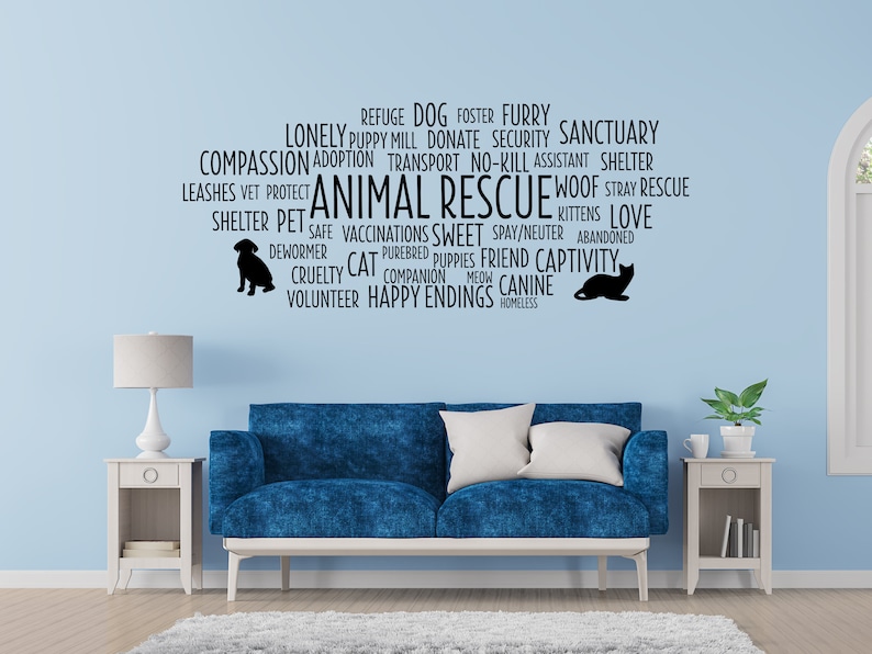 Peut inclure: Un canap&eacute; bleu avec des coussins blancs est plac&eacute; devant un mur bleu clair avec un nuage de mots noir sur le th&egrave;me du sauvetage des animaux. Le nuage de mots comprend des mots comme "refuge", "chien", "chat", "abri", "amour", "heureux d&eacute;nouement" et "b&eacute;n&eacute;vole".
